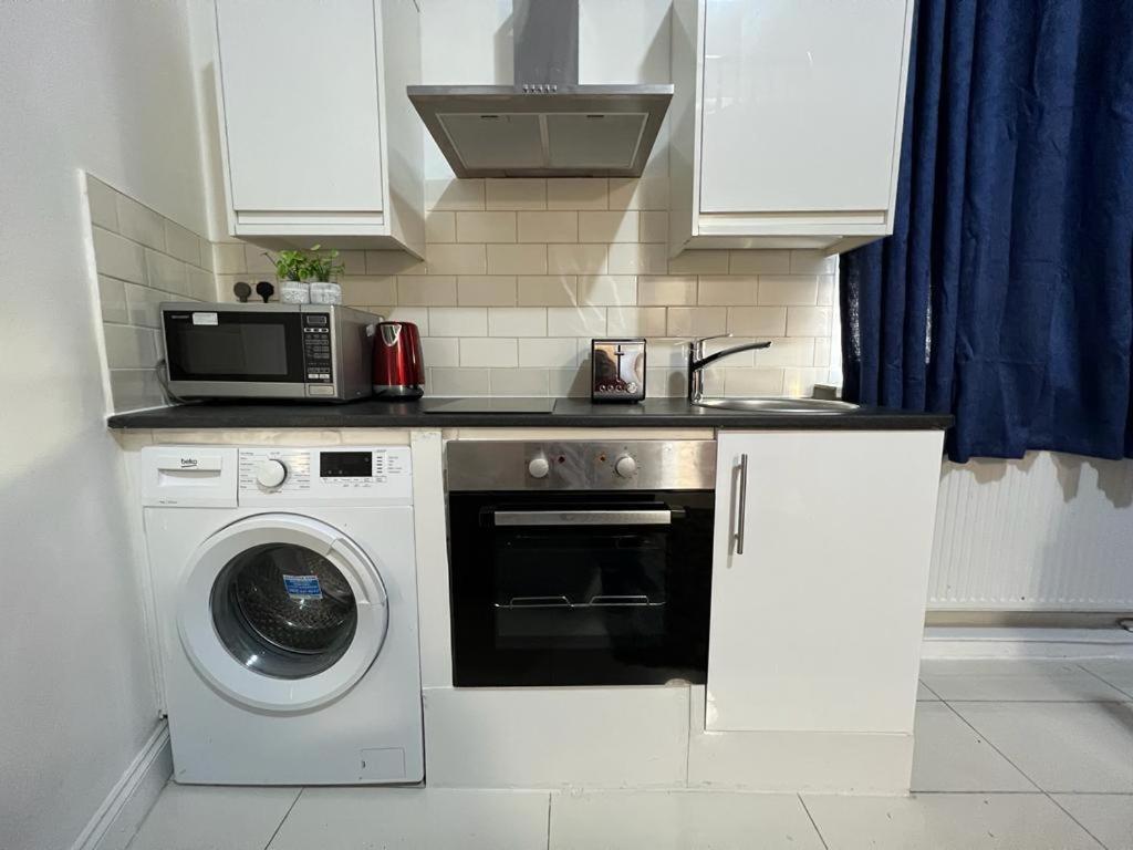 Modern Studios Queenspark Лондон Екстер'єр фото