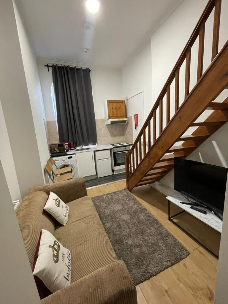 Modern Studios Queenspark Лондон Екстер'єр фото