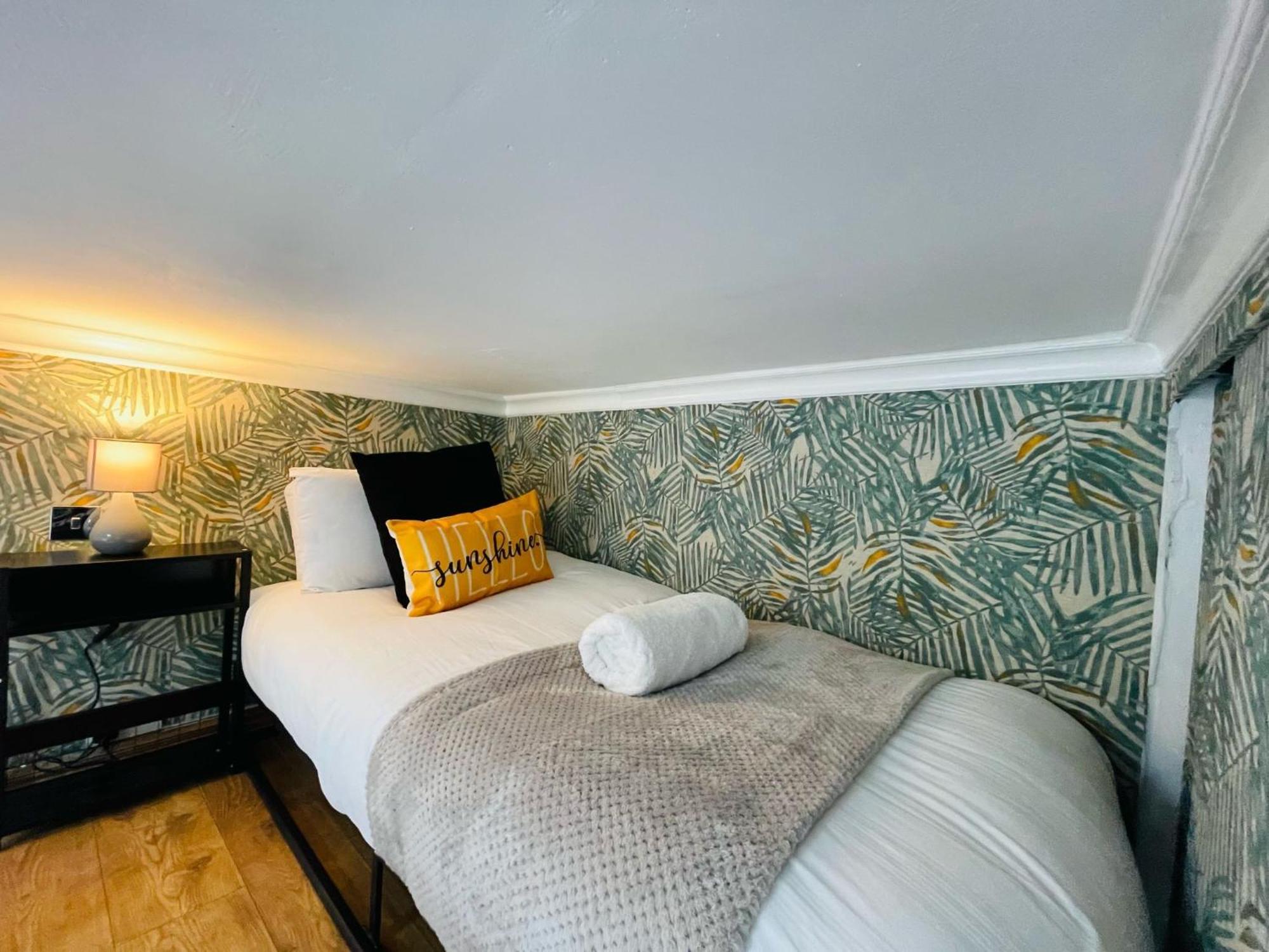 Modern Studios Queenspark Лондон Номер фото