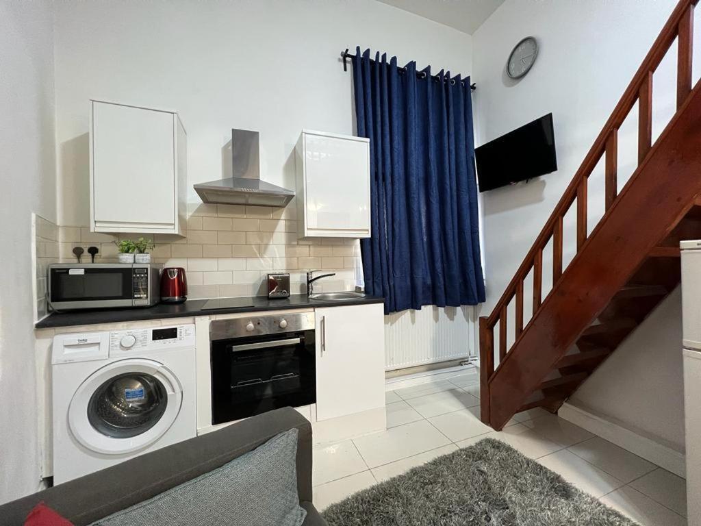 Modern Studios Queenspark Лондон Номер фото