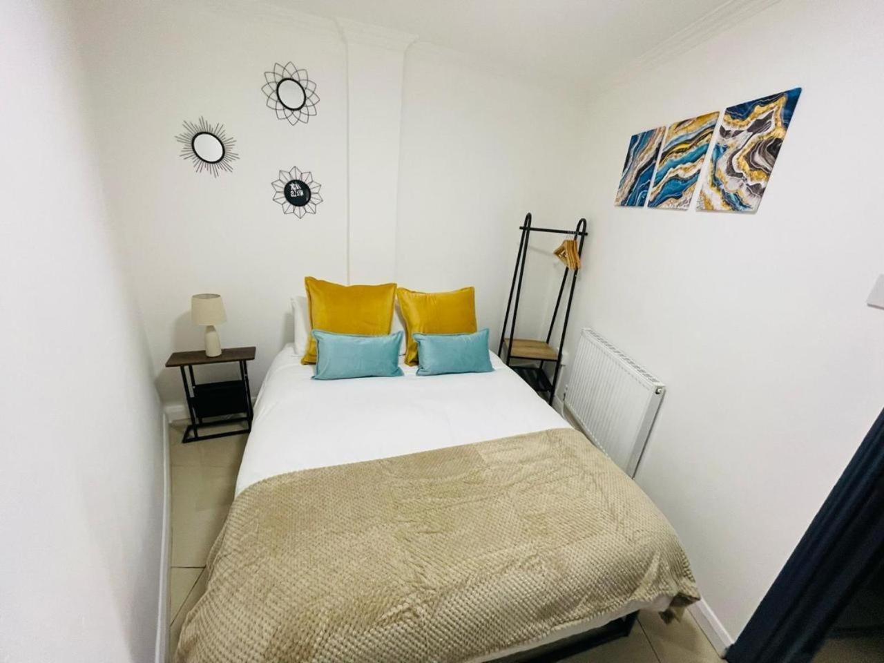 Modern Studios Queenspark Лондон Номер фото