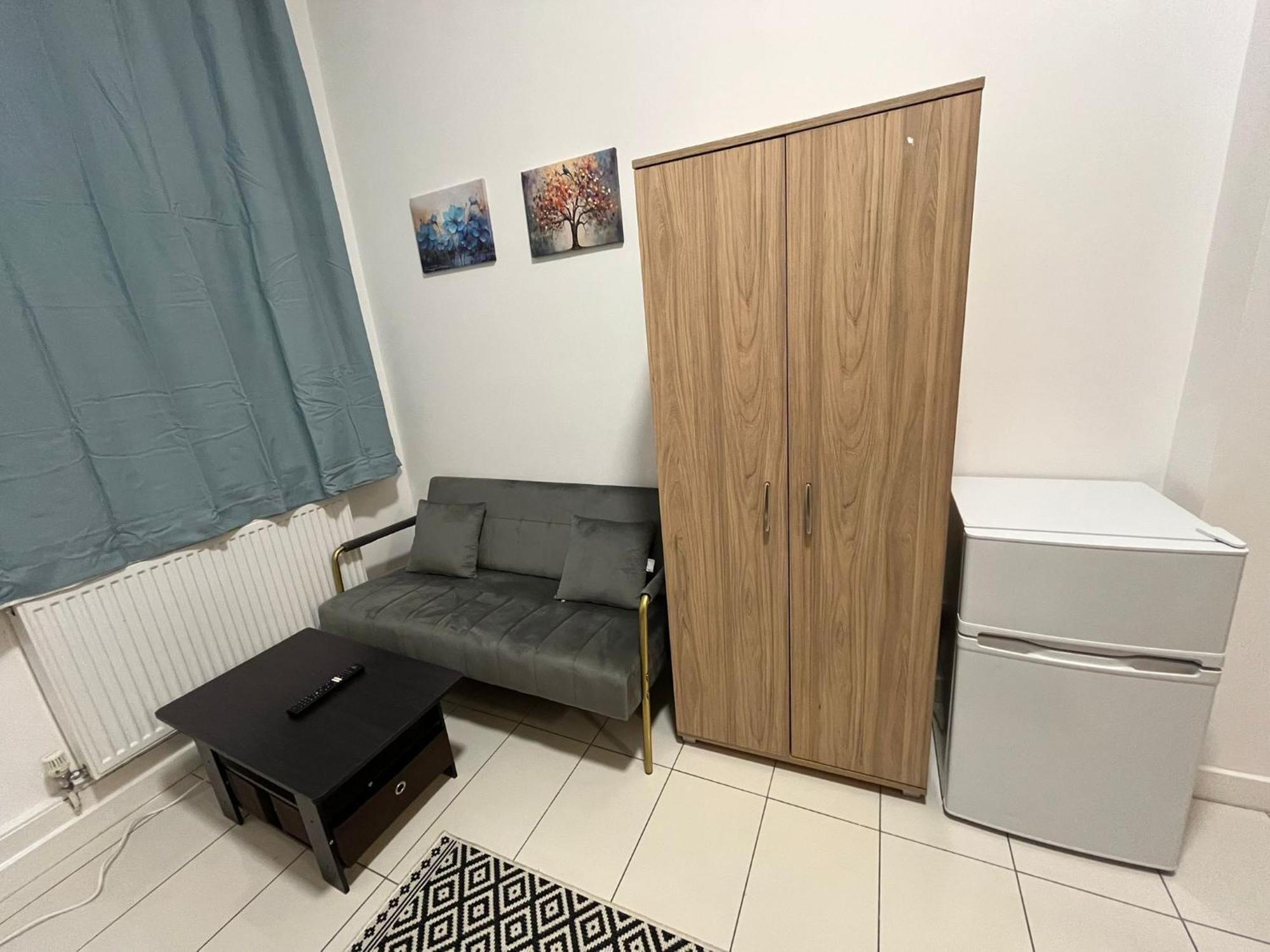 Modern Studios Queenspark Лондон Номер фото