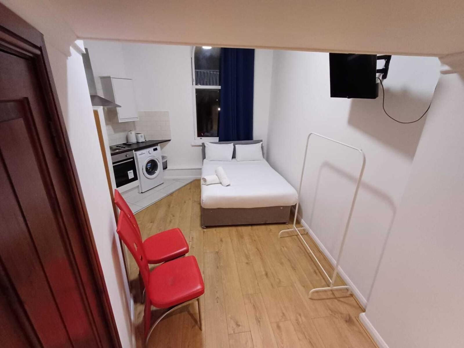 Modern Studios Queenspark Лондон Номер фото