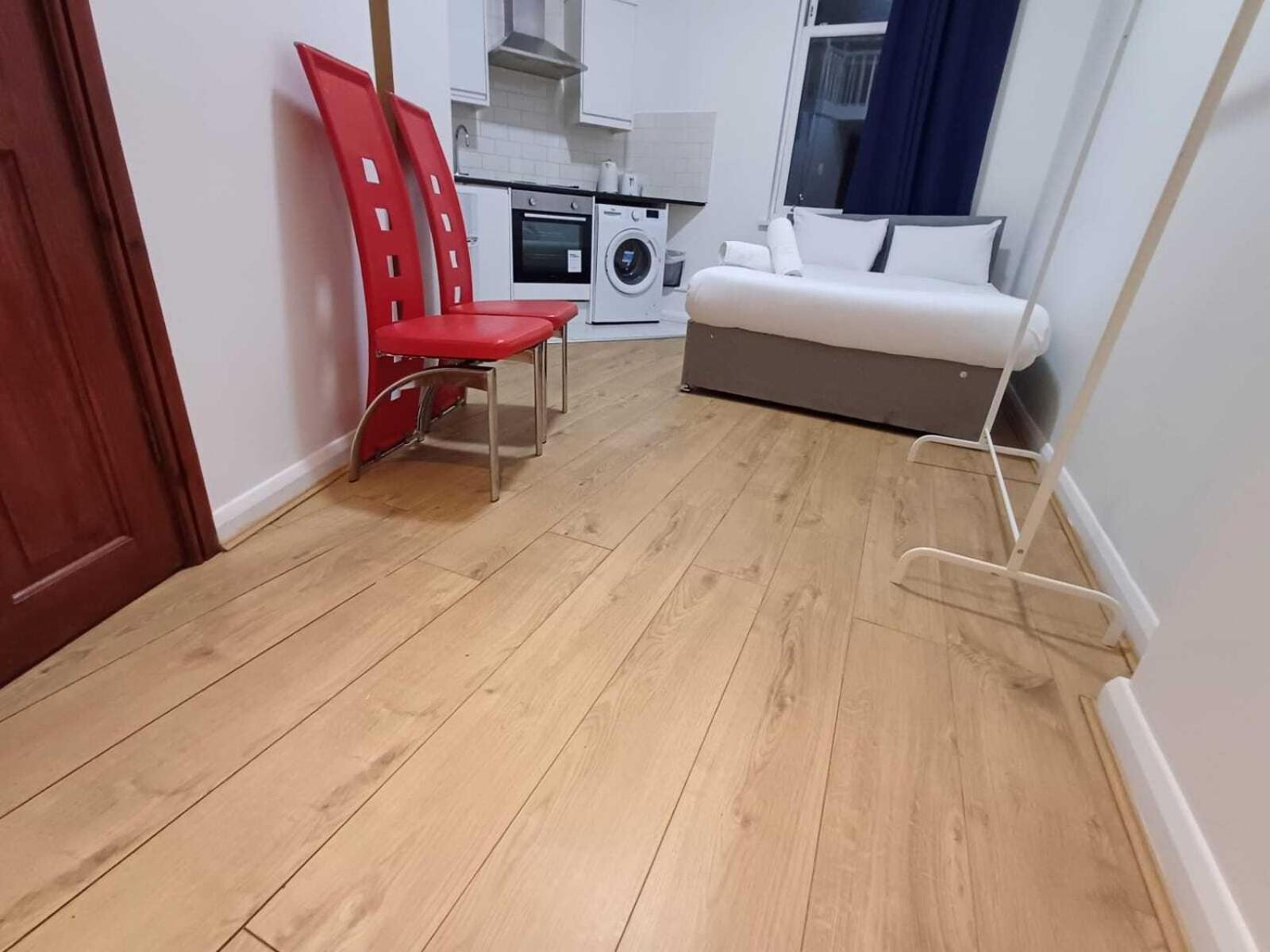 Modern Studios Queenspark Лондон Номер фото