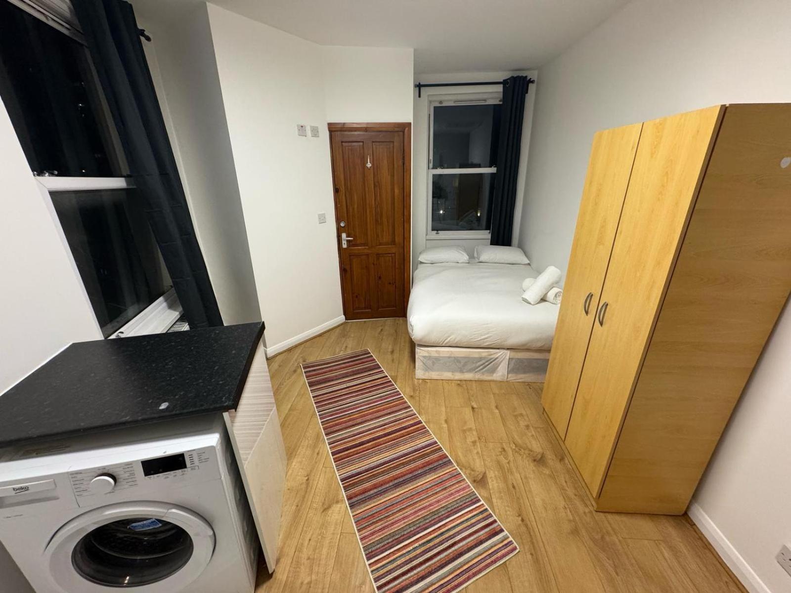 Modern Studios Queenspark Лондон Номер фото