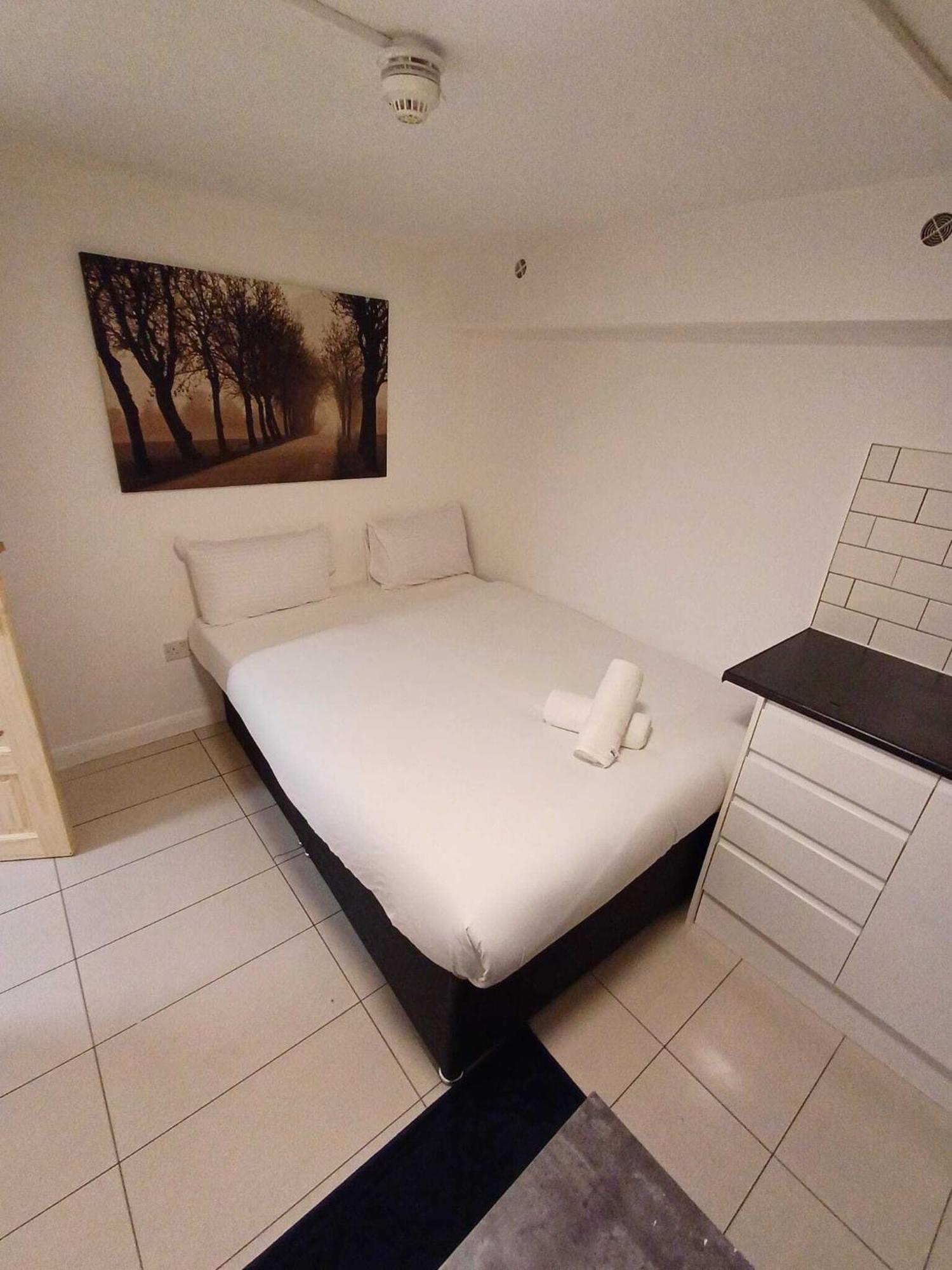 Modern Studios Queenspark Лондон Номер фото