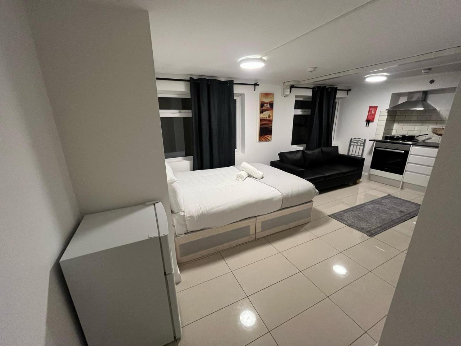 Modern Studios Queenspark Лондон Номер фото