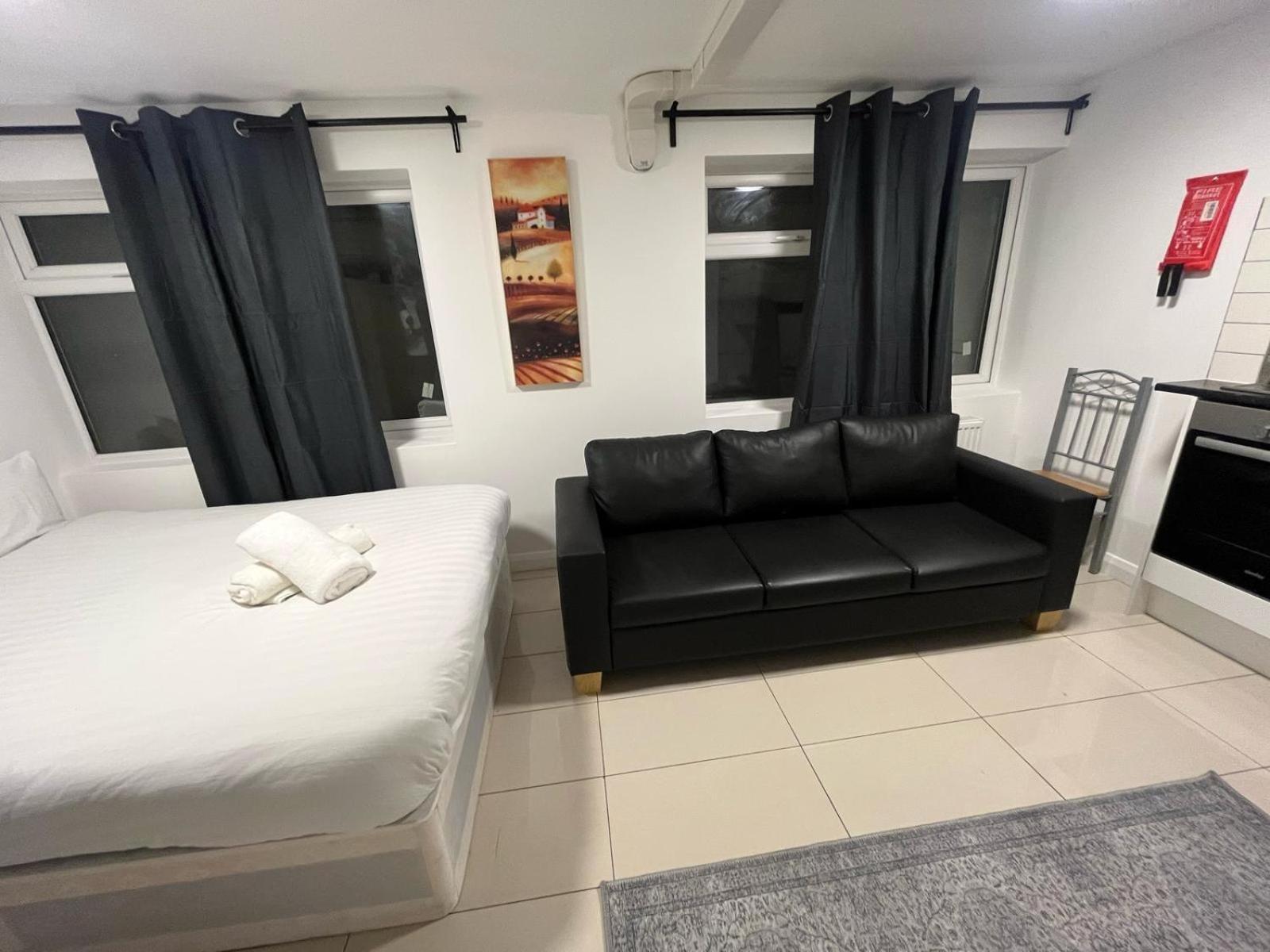 Modern Studios Queenspark Лондон Номер фото